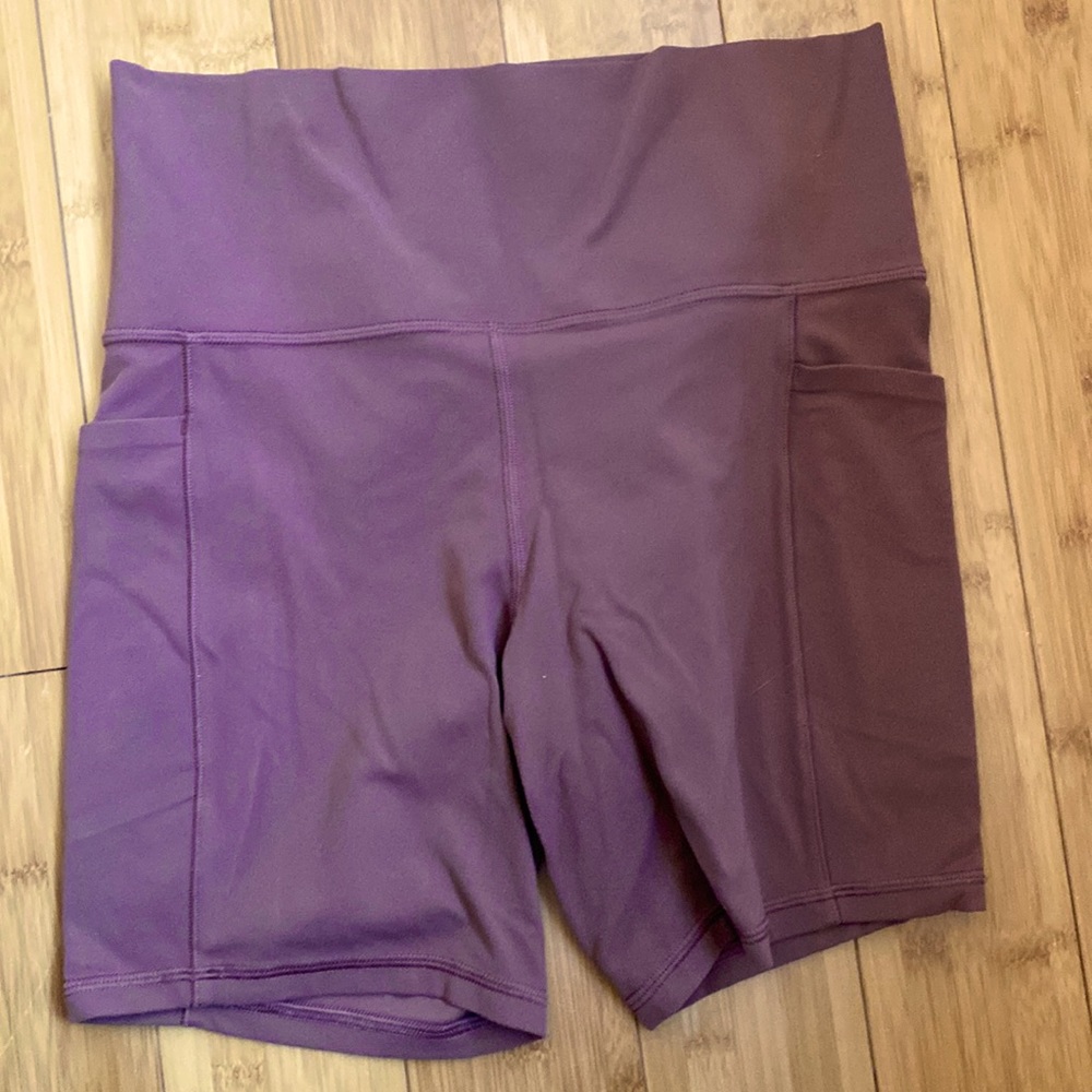 Athleta salutation stash pocket 7” short size M